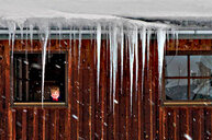 Fensteraussicht mit riesigen Eiszapfen