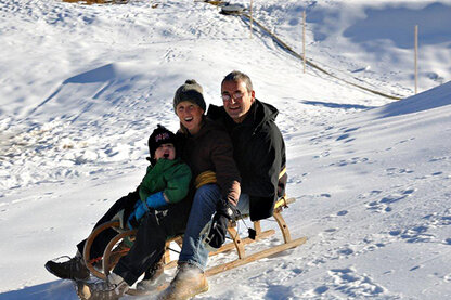 Rodelspaß für die ganze Familie Rodelspaß für die ganze Familie