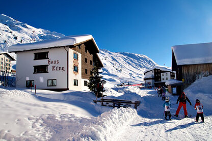 Kurzer Pistenweg mit Haus Küng Kurzer Pistenweg mit Haus Küng